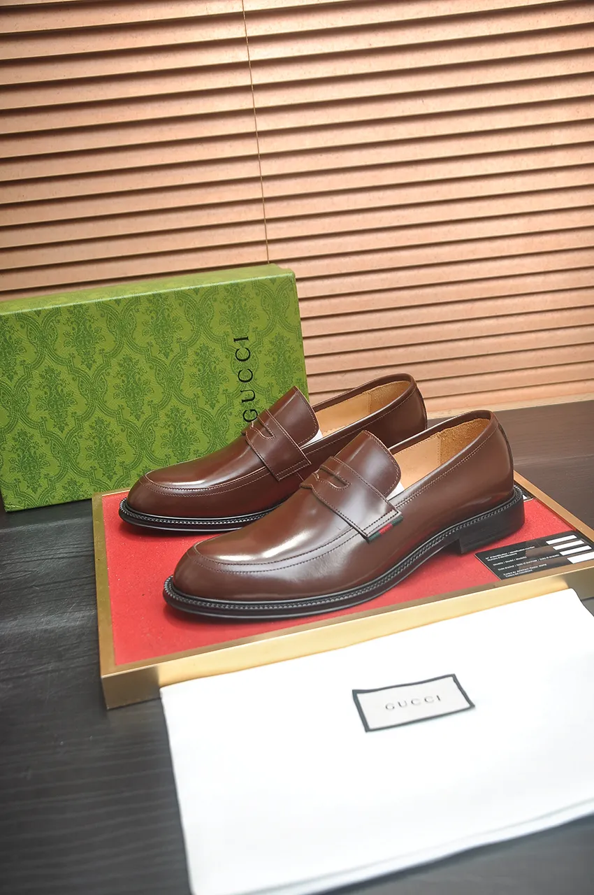 Men's shoes💰500💶Italy's top luxury men's shoe giant (GUCCI) (Gucci) (full cowhide lining) new arrival🍃Original European style🔰 Pleasant to the eye😍In order to make the shoes more durable and non-deformable🌀The production continues to follow traditional methods but there is still no lack of innovation💪Choose original sheepskin for the leather♻️ Smooth and natural And extra bright ⭐Made of imported cowhide, the first choice of rich people 38-45 (45 customized)